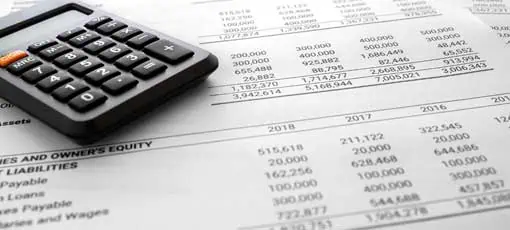 Bilanzmanagement - Abrechnung / Bilanzzusammenfassender Bericht und Rechnungsprüfer, Stift, Laptop PC auf Rechnertisch. 