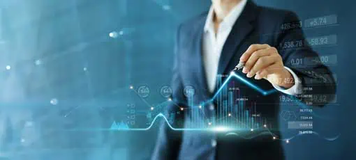 Master Finance | Geschäftsmann zeichnet Wachstumsdiagramm und Geschäftsfortschritt und analysiert Finanz- und Investitionsdaten, Geschäftsplanung und Strategie auf blauem Hintergrund.