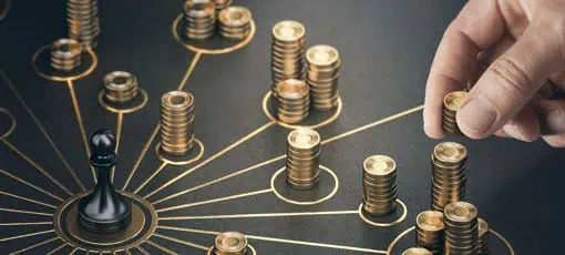 Vermögensmanager | Man putzt goldene Münzen auf einem Brett, das mehrere Einkommensströme repräsentiert. Konzept der Multiplikation der Einnahmequellen.